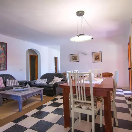 Schoene Und Ruhige Villa Auf Dem Lande, Fuer 6 Personen Mit Wifi Inklusive 3 Km Von Pollensa Holiday home
